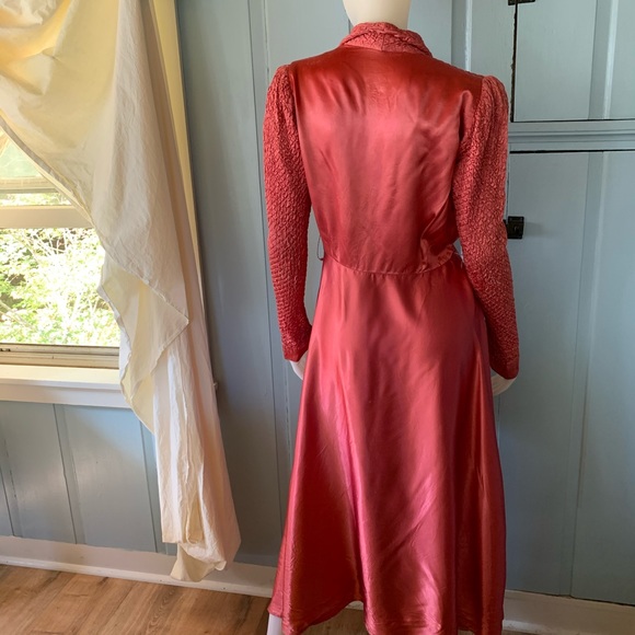 Sold๐Vintage 1930s Zip Front Satin Quilted Dress - Picture 12 of 16